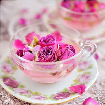 گل محمدی خشک در چای